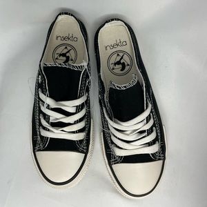 Women’s Insekta Canvas Sneakers white/black Sz 6